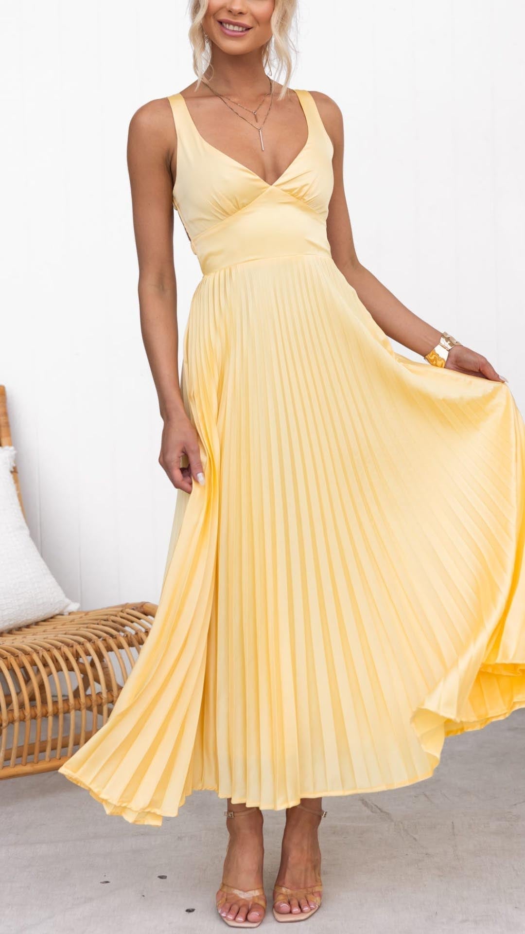 Eline | Elegante lange jurk met V-hals en geplooide rok